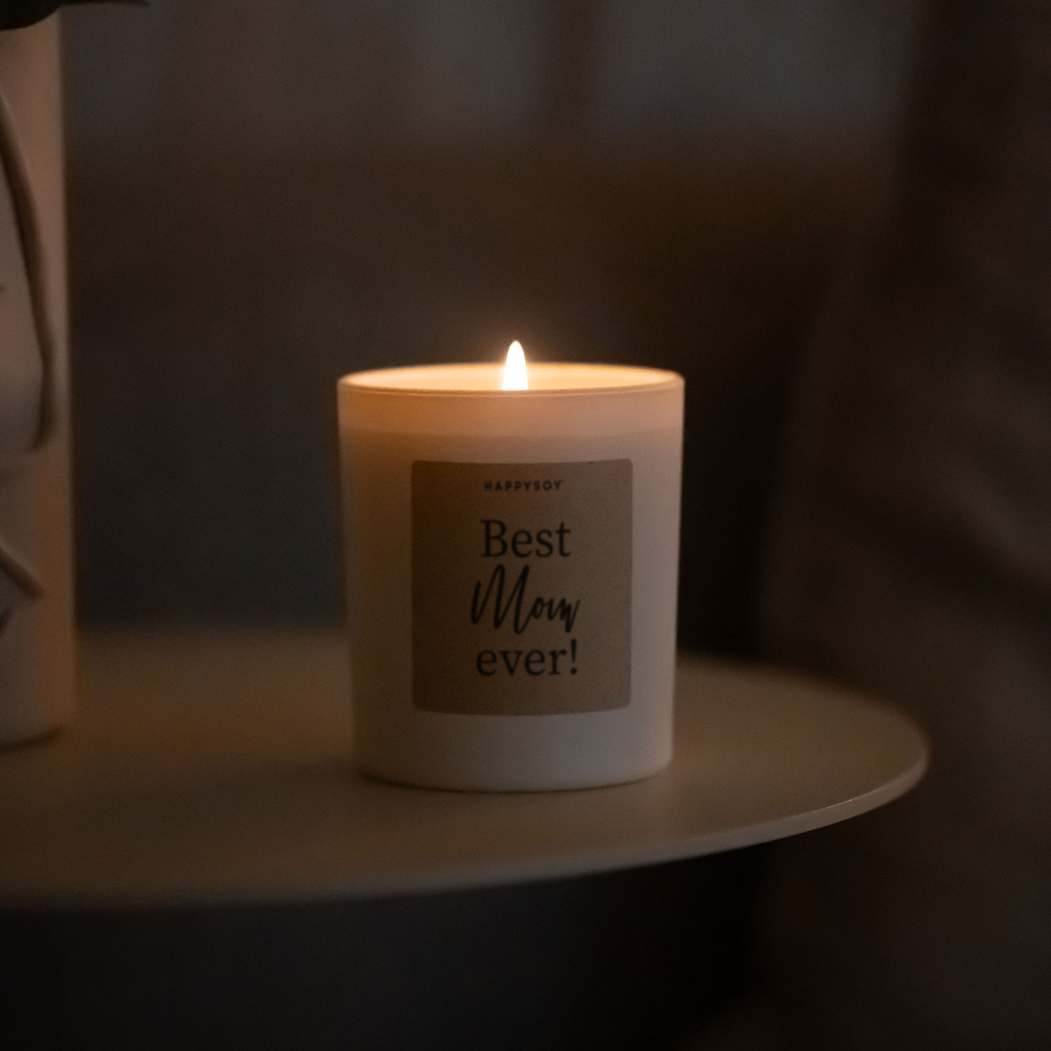 Candela Profumata “Best Mom Ever” in Cera di Soia – Regalo Festa della Mamma, Fragranza Miaflora, Vaso in Vetro Bianco Opaco (220 g) - immagine 3