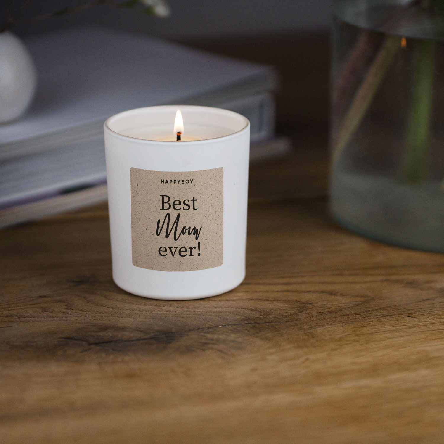 Candela Profumata “Best Mom Ever” in Cera di Soia – Regalo Festa della Mamma, Fragranza Miaflora, Vaso in Vetro Bianco Opaco (220 g) - immagine 4