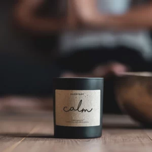 Candela Profumata “Calm” Happysoy – Fragranza Miaflora, Cera di Soia 220 g, Vaso 8x9 cm, Handmade in Germania