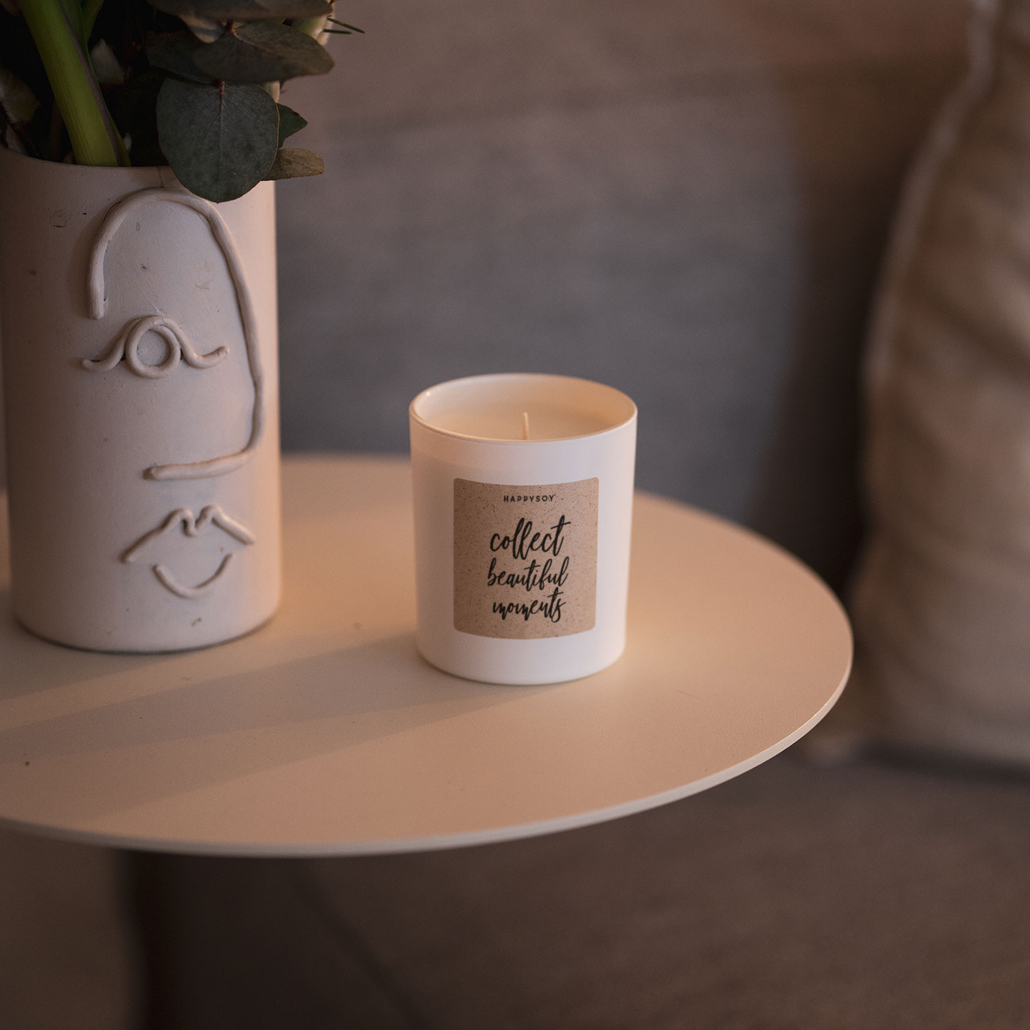 Candela Profumata “Collect Beautiful Moments” in Cera di Soia – Fragranza Miaflora, Vetro Bianco Opaco, Idea Regalo (220 g) (2)