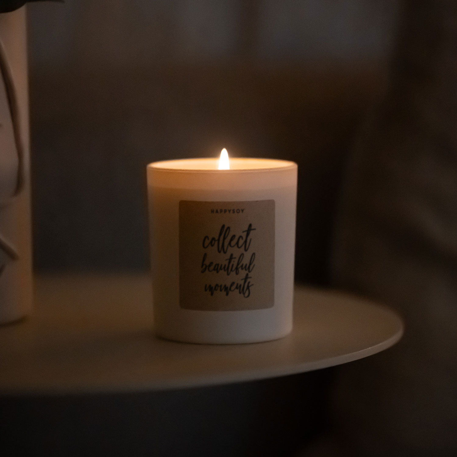 Candela Profumata “Collect Beautiful Moments” in Cera di Soia – Fragranza Miaflora, Vetro Bianco Opaco, Idea Regalo (220 g) - immagine 3
