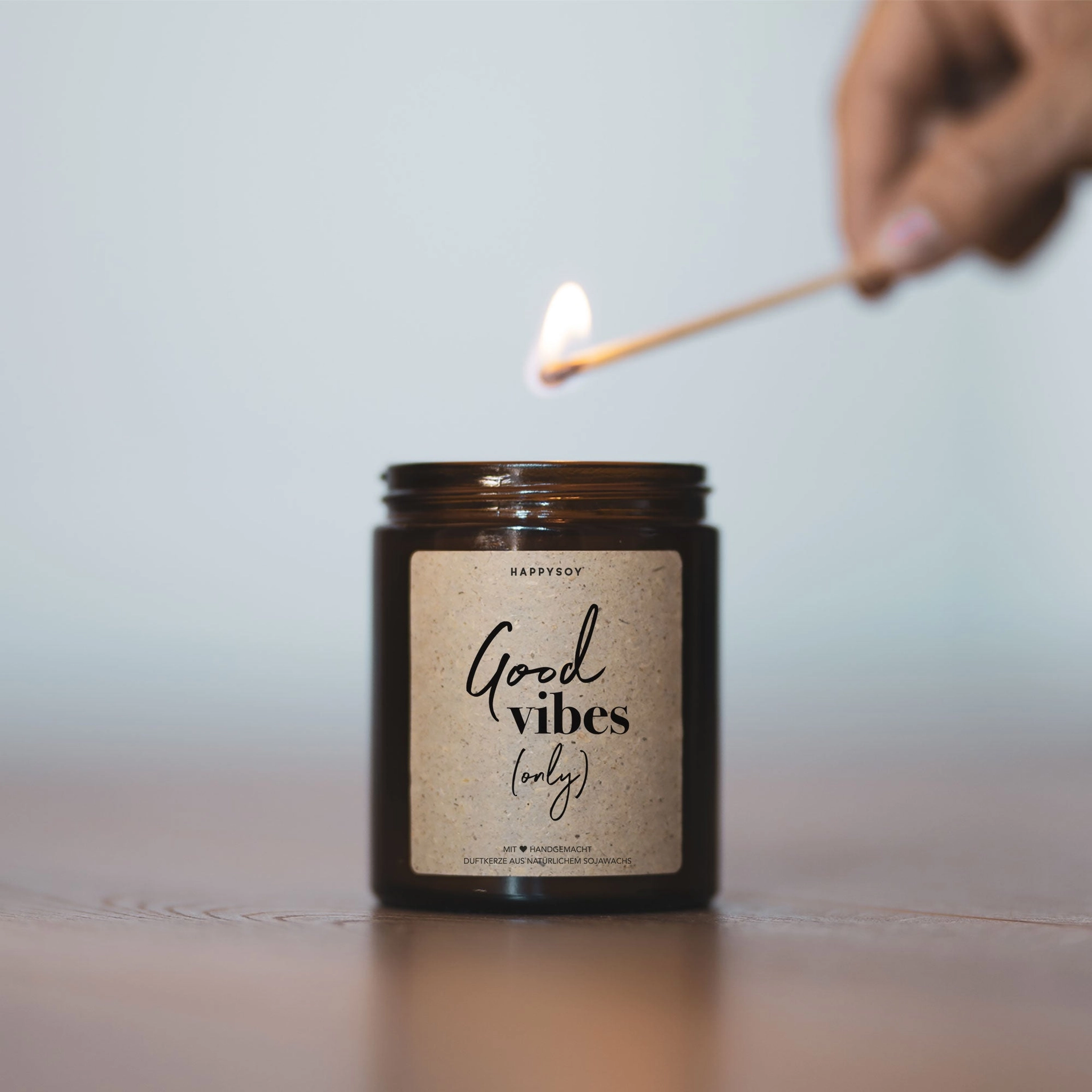 Candela Profumata “Solo buone vibrazioni” – Candela Rilassante per Casa o Regalo, Atmosfera Accogliente (322 g) - immagine 7