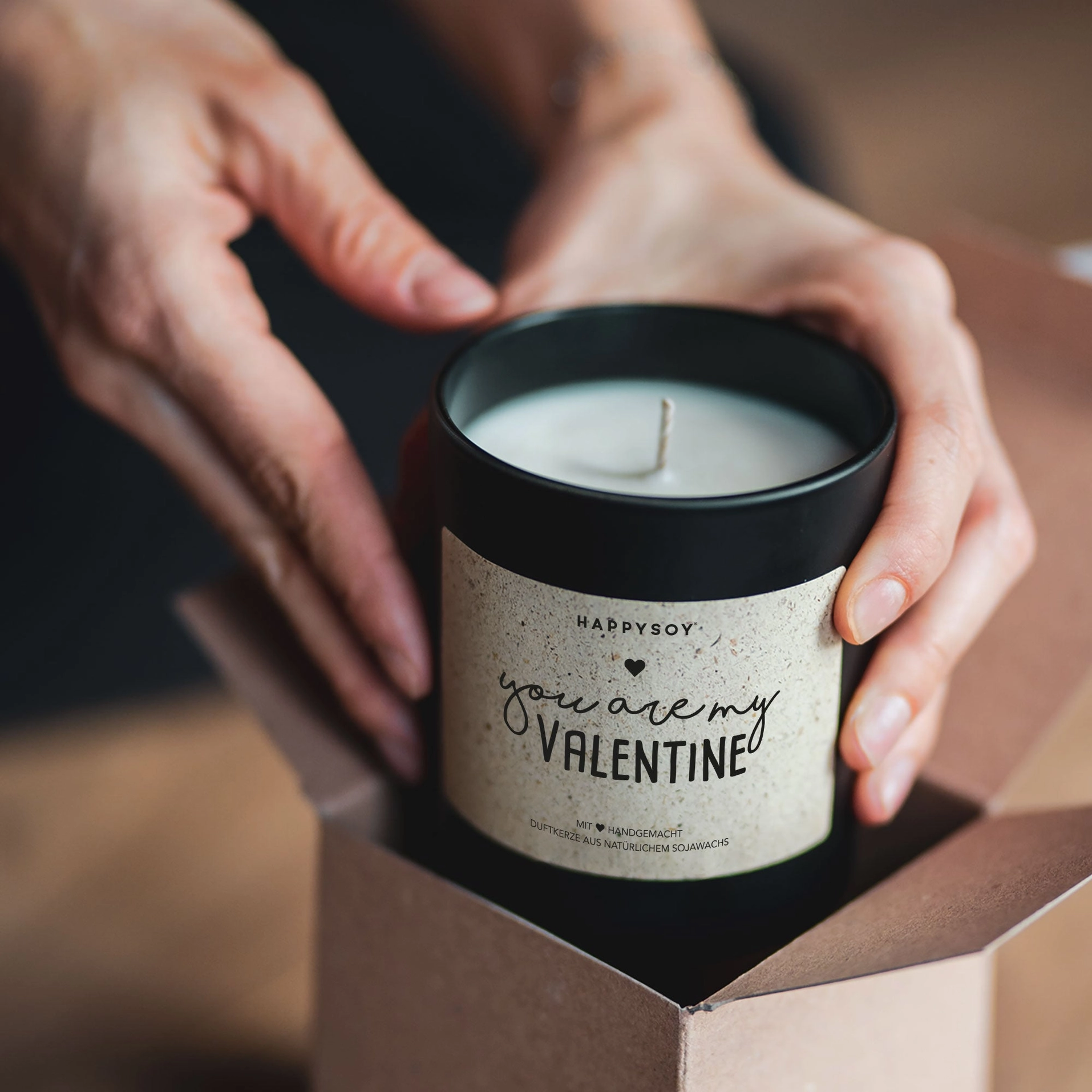 Candela Profumata “You are my Valentine” – Cera di Soia 220 g, Fragranza Miaflora con Giglio Iris Gelsomino, Idea Regalo San Valentino - immagine 5