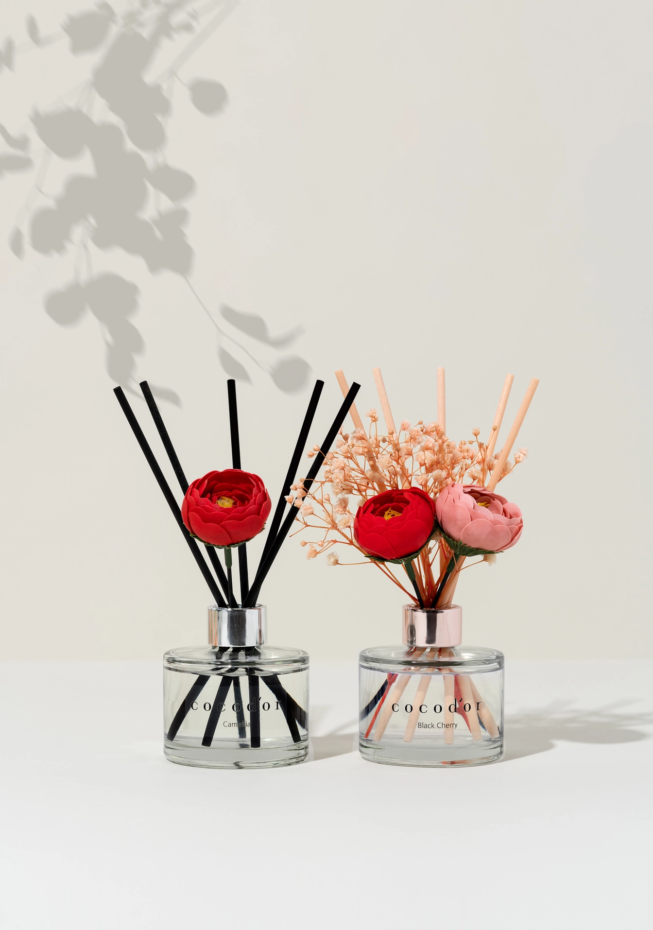 Diffusore a Bastoncini Cocodor Camélia 200 ml Ciliegia Nera – Profumatore per Ambiente con Note di Arancia e Mela Verde, Bastoncini Avorio e Fiori Decorativi - immagine 5